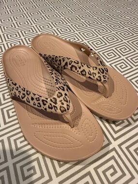 CROCS Women’s Leopard Print Strap Flip Flops - Tan